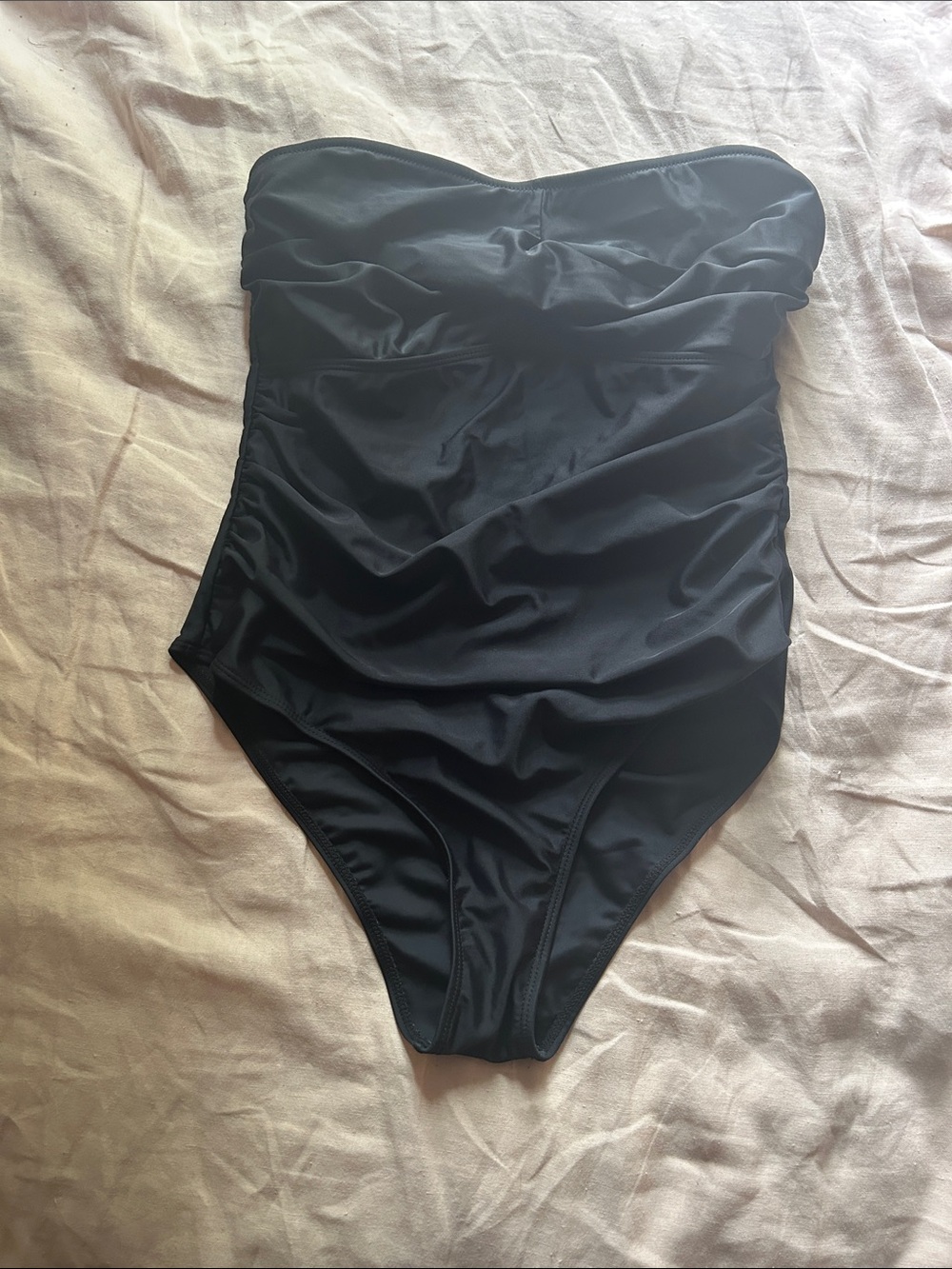 Classic Black Bandeau One-Piece Swimsuit — Sleek Ruched Design L
